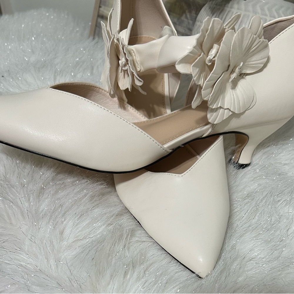 Coutge Cream Women's Shoes with Floral Detail - Picture 3 of 4